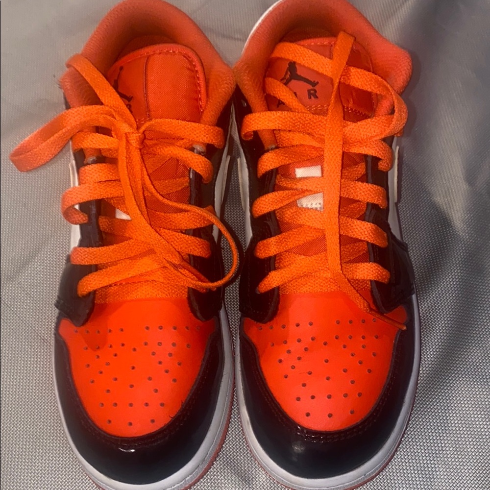 Jordan Orange and Black Sneakers Classic Basketball-Inspired Design